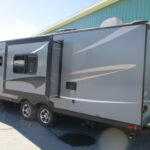 2017 Starcraft Launch UltraLite 26BHS - Image 4
